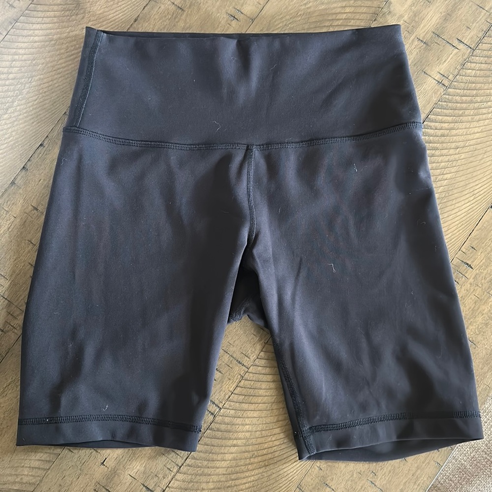 Lululemon Wunder Train high rise shorts 6’ size 8